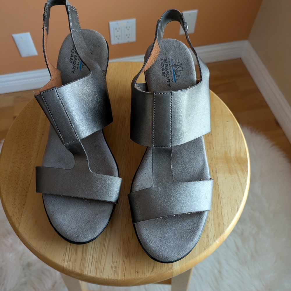 Life Stride Velocity Flex Comfort Heel Platinum Metallic Women's Sz 9M
